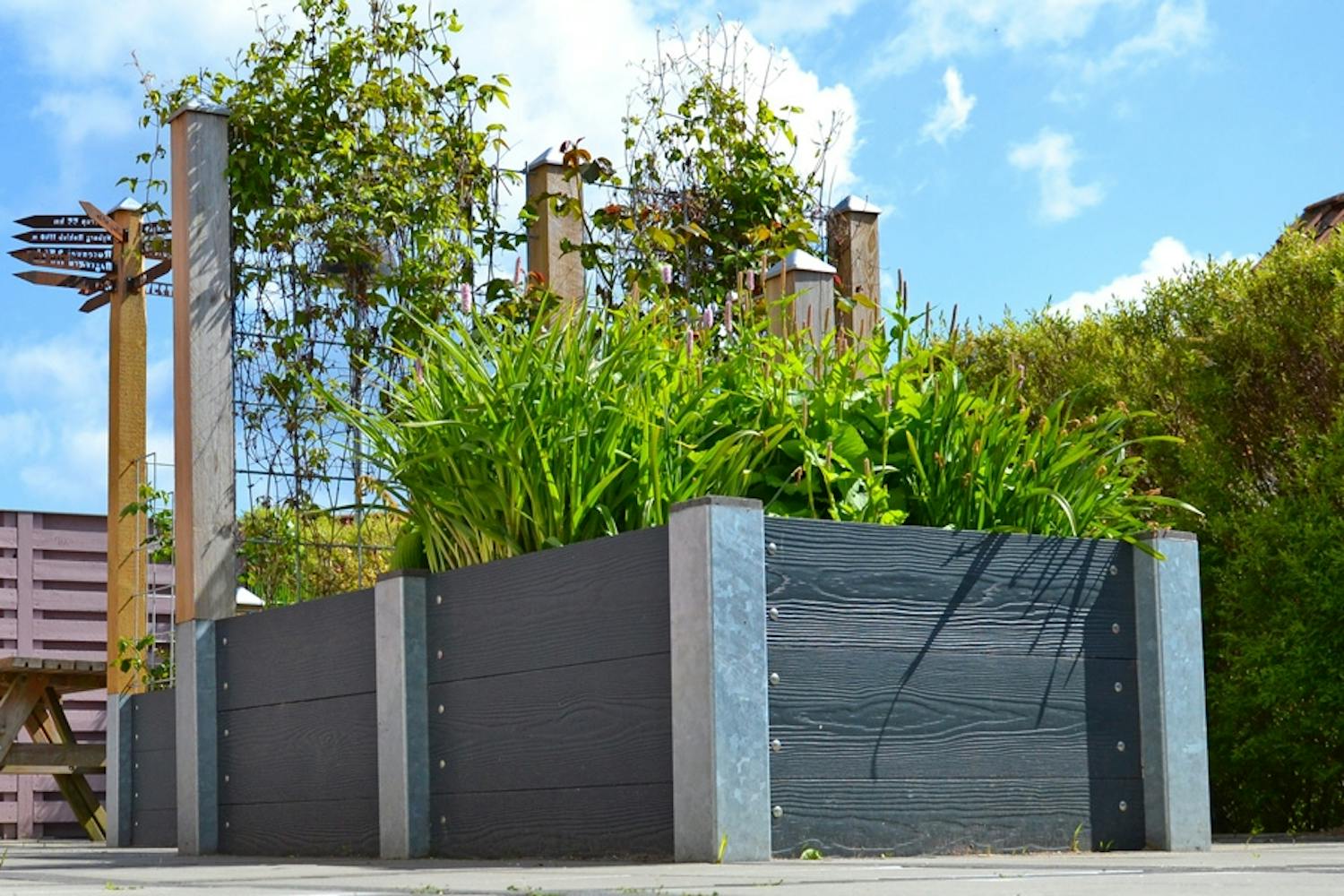 Odlingslåda med stålstolpar Odlingslåda med stålstolpar